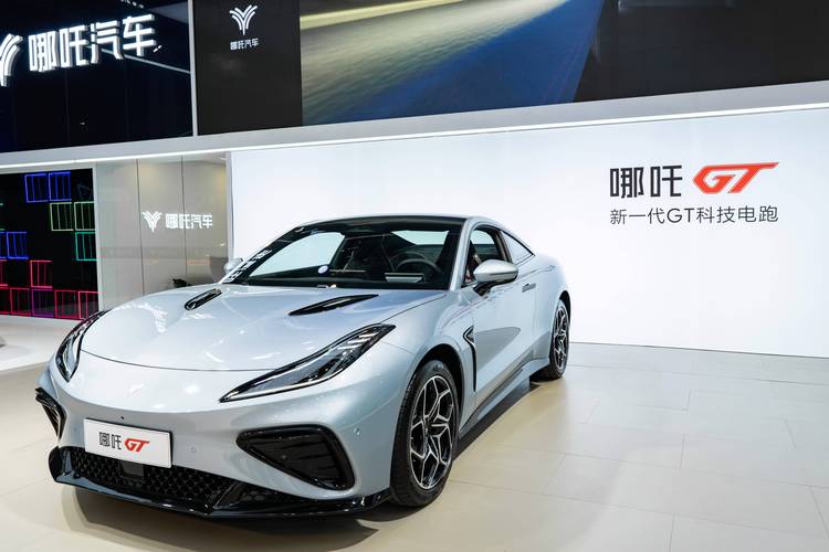 佛山35哪吒汽车在智能汽车领域的表现，领途汽车在新能源汽车市场中的影响力